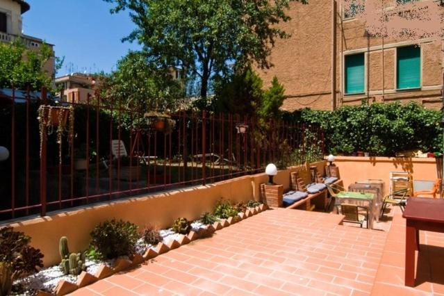 Tra Gianicolo E Trastevere Rome Bagian luar foto